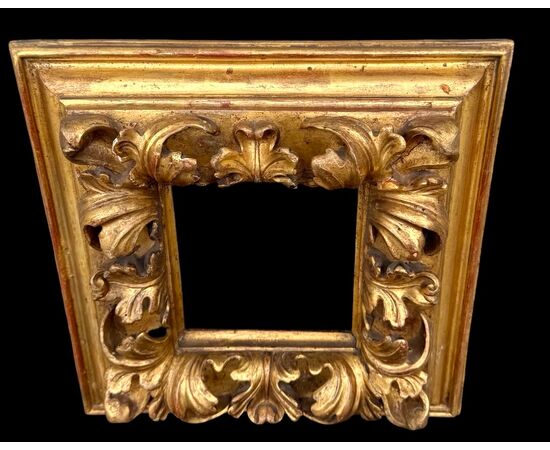 Carved and gilded wooden frame.