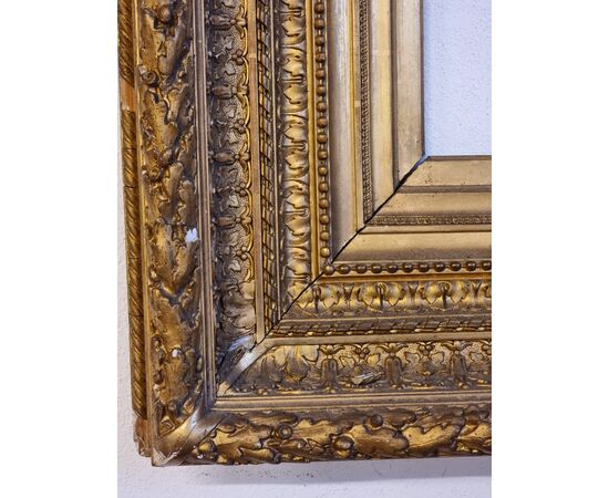 Grande cornice in pastiglia dorata, inizi XIX secolo