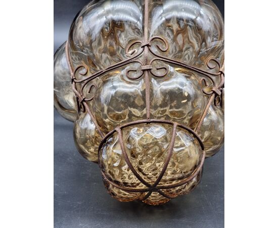 Lanterna veneziana in vetro soffiato ambra fumé e ferro sagomato