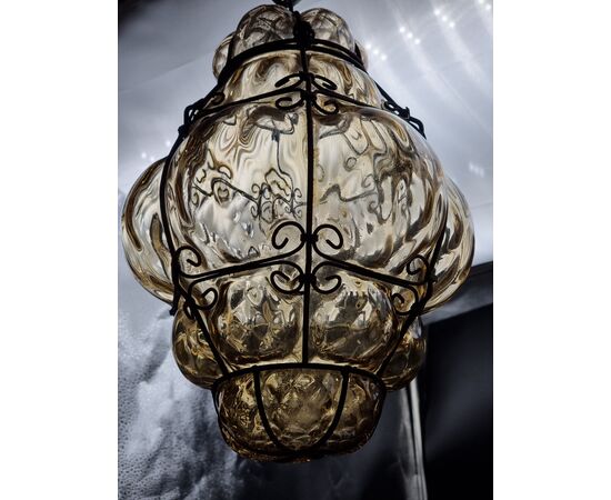 Lanterna veneziana in vetro soffiato ambra fumé e ferro sagomato