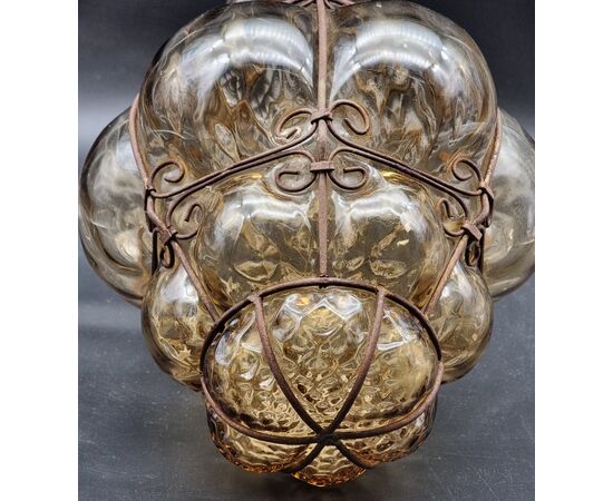 Lanterna veneziana in vetro soffiato ambra fumé e ferro sagomato