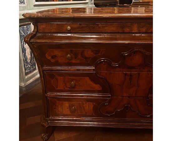 ARM260 - Elegant Lombard chest of drawers in walnut and walnut veneer, 17th century, dimensions cm W 122 x H 86 x D 63
