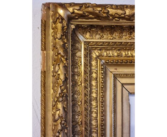 Grande cornice in pastiglia dorata, inizi XIX secolo