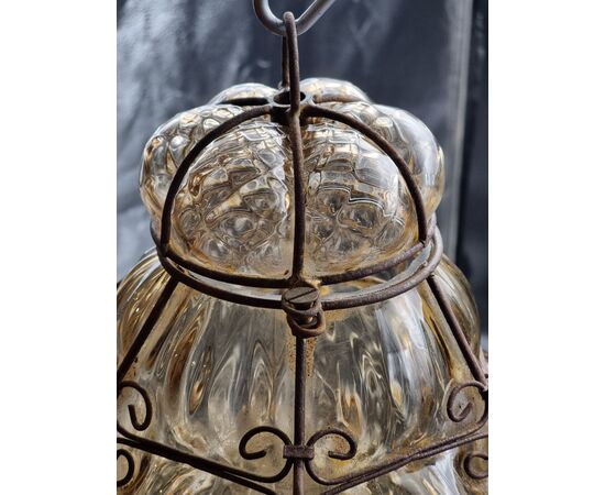 Lanterna veneziana in vetro soffiato ambra fumé e ferro sagomato