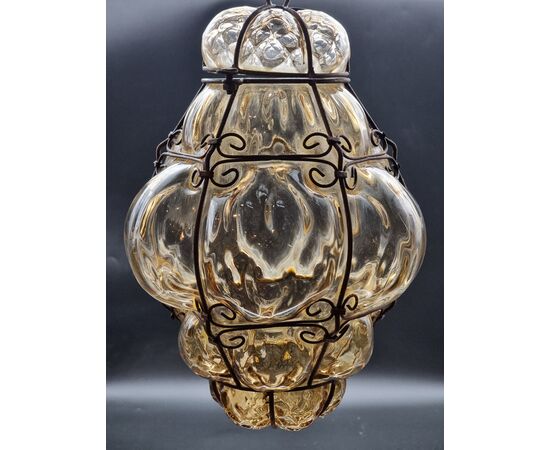 Lanterna veneziana in vetro soffiato ambra fumé e ferro sagomato