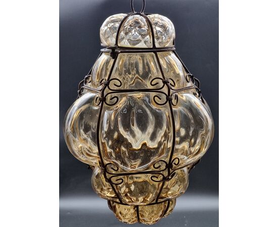 Lanterna veneziana in vetro soffiato ambra fumé e ferro sagomato
