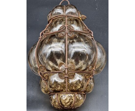 Lanterna veneziana in vetro soffiato ambra fumé e ferro sagomato