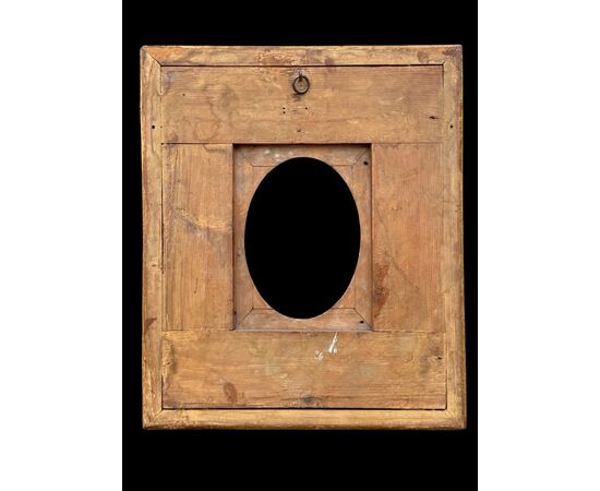 Cornice in legno intagliato con trofei,ghirlande,motivi vegetali e geometrici.