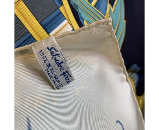 SALVATORE FERRAGAMO Foulard Vintage in Seta Col. Beige