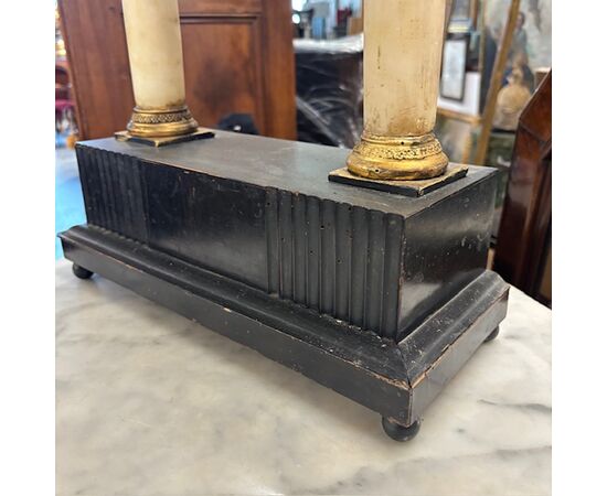Antique Empire clock from the early 1800s in lacquered wood, marble columns. Dimensions: 36 x 15, H 63 cm.