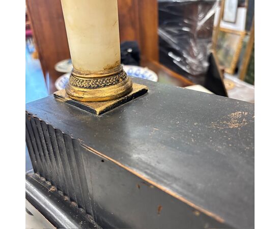 Antique Empire clock from the early 1800s in lacquered wood, marble columns. Dimensions: 36 x 15, H 63 cm.