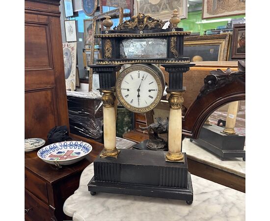 Antique Empire clock from the early 1800s in lacquered wood, marble columns. Dimensions: 36 x 15, H 63 cm.