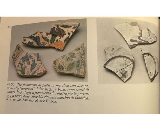 Alzata in maiolica tipologia ‘Candiana’ con decoro floreale e data 1652. Manifattura Manardi.Bassano