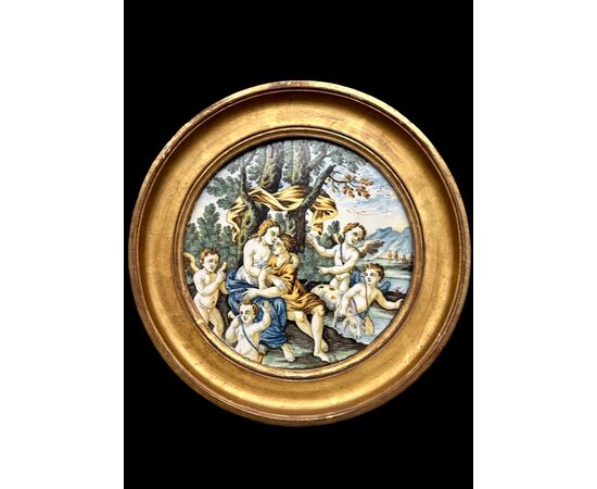 Coppia di tondi in maiolica con scene istoriate con putti e personaggi in ambiente agreste.Castelli d’Abruzzo.