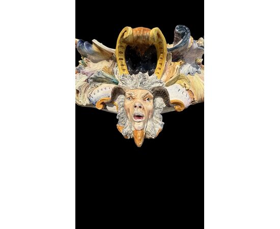 Grande centrotavola in maiolica  di forma barocca . Manifattura di Sansebastiano e Moreno.Genova.