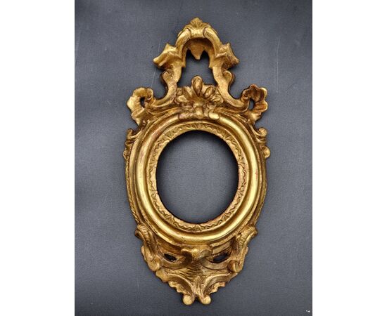 17th century Roman oval frame in gilded lime wood
