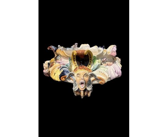 Grande centrotavola in maiolica  di forma barocca . Manifattura di Sansebastiano e Moreno.Genova.