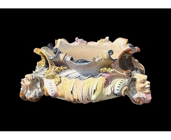 Grande centrotavola in maiolica  di forma barocca . Manifattura di Sansebastiano e Moreno.Genova.