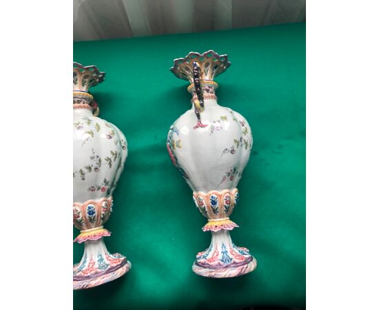 Pair of majolica vases decorated with flowers. Antonibon manufacture, Nove di Bassano.