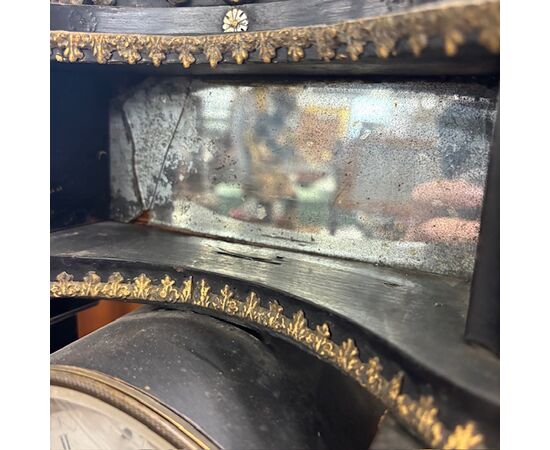 Antique Empire clock from the early 1800s in lacquered wood, marble columns. Dimensions: 36 x 15, H 63 cm.