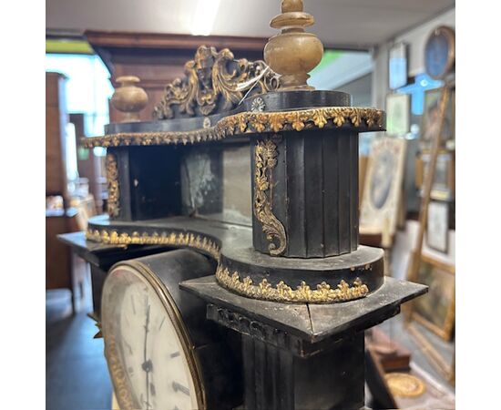 Antique Empire clock from the early 1800s in lacquered wood, marble columns. Dimensions: 36 x 15, H 63 cm.
