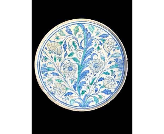 Alzata in maiolica tipologia ‘Candiana’ con decoro floreale e data 1652. Manifattura Manardi.Bassano