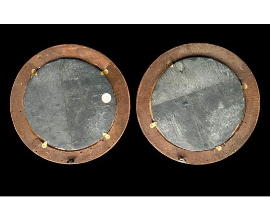 Coppia di tondi in maiolica con scene istoriate con putti e personaggi in ambiente agreste.Castelli d’Abruzzo.