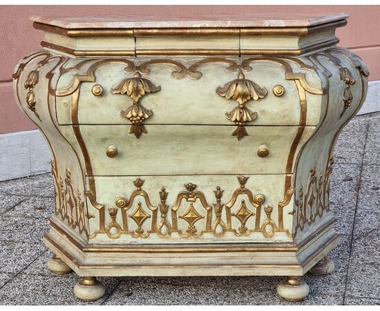 Commode bombée laccata e dorata, area veneta, XVIII secolo