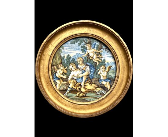 Coppia di tondi in maiolica con scene istoriate con putti e personaggi in ambiente agreste.Castelli d’Abruzzo.