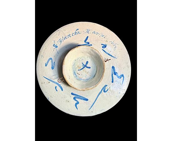 Alzata in maiolica tipologia ‘Candiana’ con decoro floreale e data 1652. Manifattura Manardi.Bassano