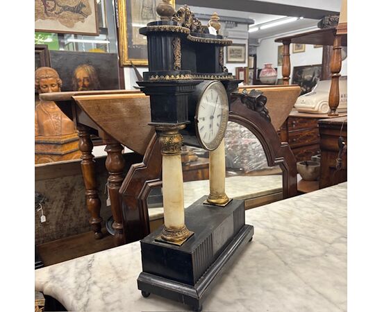 Antique Empire clock from the early 1800s in lacquered wood, marble columns. Dimensions: 36 x 15, H 63 cm.