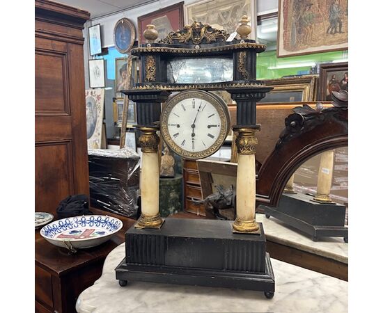 Antique Empire clock from the early 1800s in lacquered wood, marble columns. Dimensions: 36 x 15, H 63 cm.