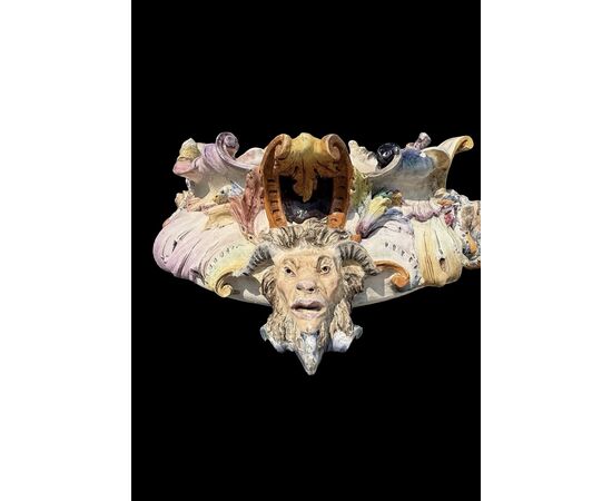 Grande centrotavola in maiolica  di forma barocca . Manifattura di Sansebastiano e Moreno.Genova.