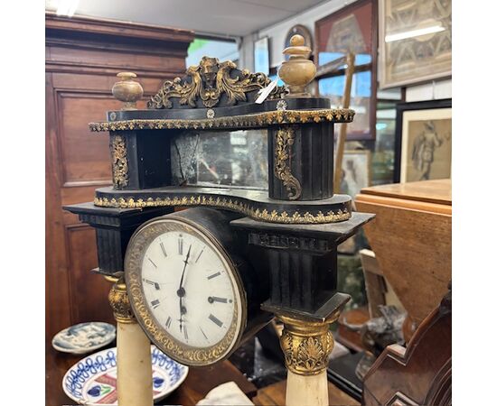 Antique Empire clock from the early 1800s in lacquered wood, marble columns. Dimensions: 36 x 15, H 63 cm.