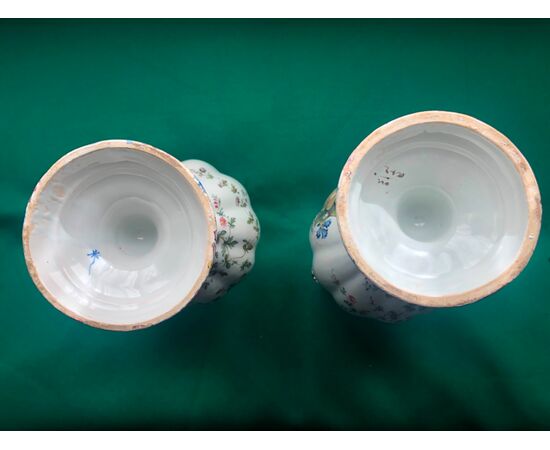 Pair of majolica vases decorated with flowers. Antonibon manufacture, Nove di Bassano.
