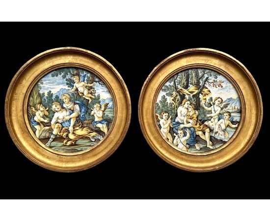 Coppia di tondi in maiolica con scene istoriate con putti e personaggi in ambiente agreste.Castelli d’Abruzzo.