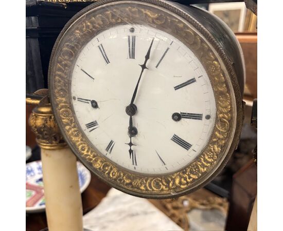 Antique Empire clock from the early 1800s in lacquered wood, marble columns. Dimensions: 36 x 15, H 63 cm.