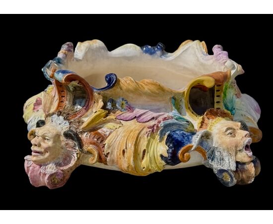 Grande centrotavola in maiolica  di forma barocca . Manifattura di Sansebastiano e Moreno.Genova.