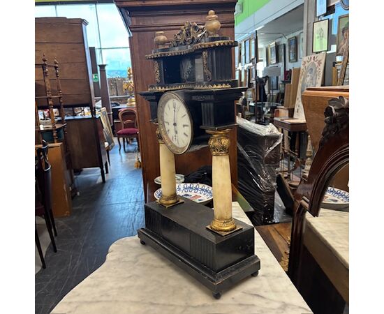 Antique Empire clock from the early 1800s in lacquered wood, marble columns. Dimensions: 36 x 15, H 63 cm.