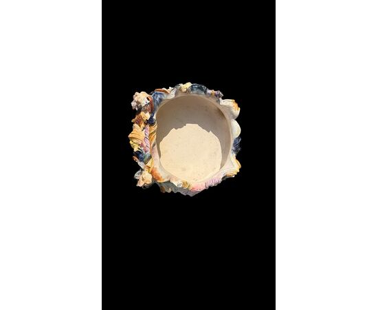 Grande centrotavola in maiolica  di forma barocca . Manifattura di Sansebastiano e Moreno.Genova.