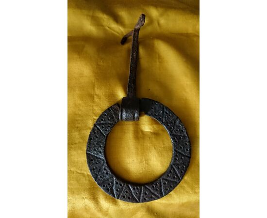 Ring-shaped knocker engraved XVIIth century     