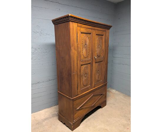 Dispensa lombardo-veneta in noce scolpito – Seconda metà XVIII secolo