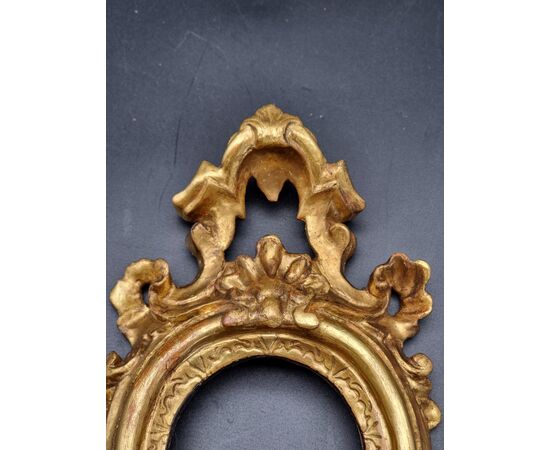 17th century Roman oval frame in gilded lime wood