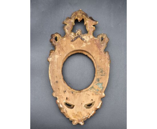 17th century Roman oval frame in gilded lime wood