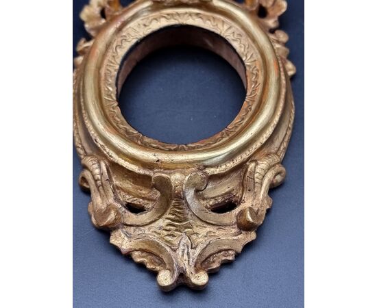 17th century Roman oval frame in gilded lime wood