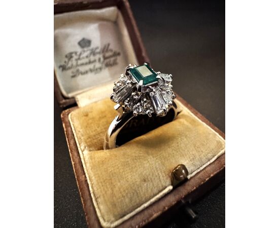 Anello  in  Platino  con Smeraldo  e  Diamanti