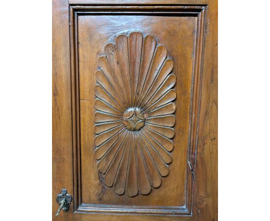 Dispensa lombardo-veneta in noce scolpito – Seconda metà XVIII secolo