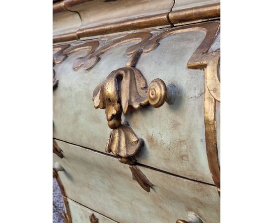 Commode bombée laccata e dorata, area veneta, XVIII secolo