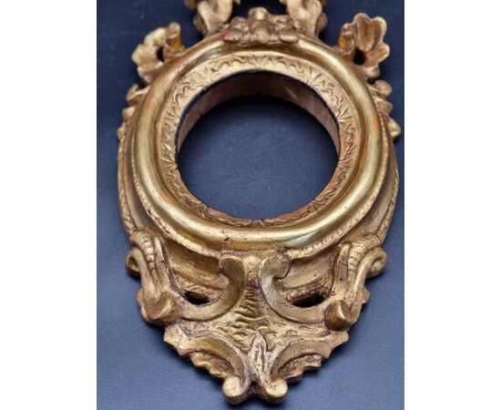 17th century Roman oval frame in gilded lime wood