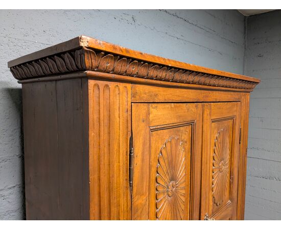 Dispensa lombardo-veneta in noce scolpito – Seconda metà XVIII secolo